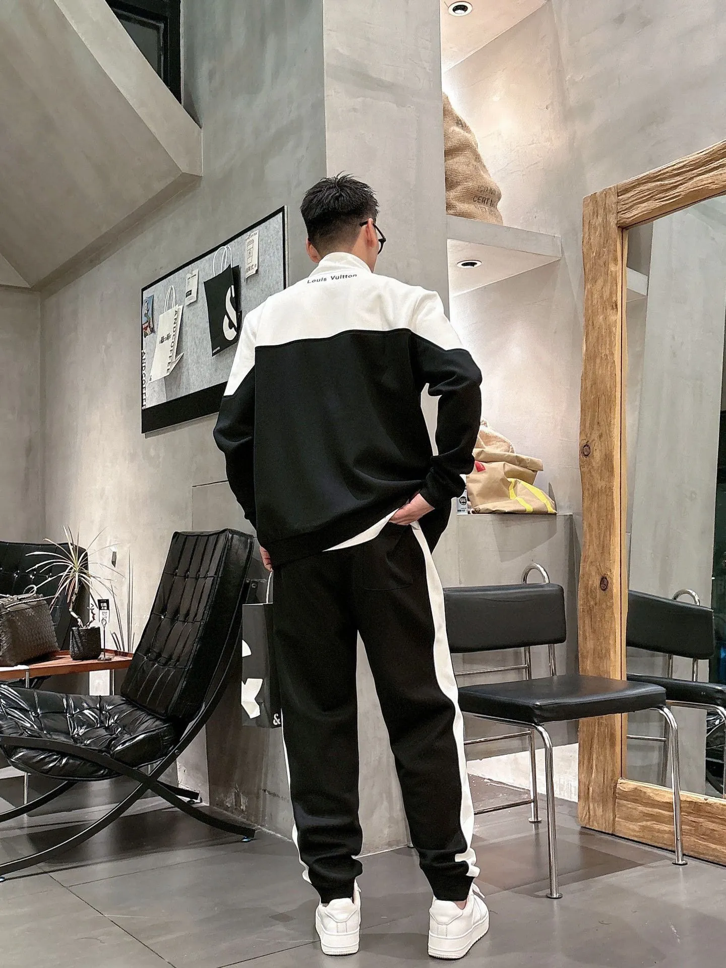 [LV Louis Vuitton] Hot-selling suit is coming. Focus on the original version of the official website. 2025 new hot-selling cardigan and sweatshirt suit. The original order is the best 🇭🇰. It is the meticulous work of top designers. It has a fitting and perfect upper body effect. All-natural high-quality Tencel Roman cotton 100%, close-fitting comfort, noble and elegant! Original hardware embodies elegance and nobility! Counter size: M-3XL (maximum wear up to 190 pounds)